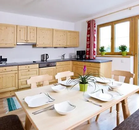 Michelas - Hof Apartman *